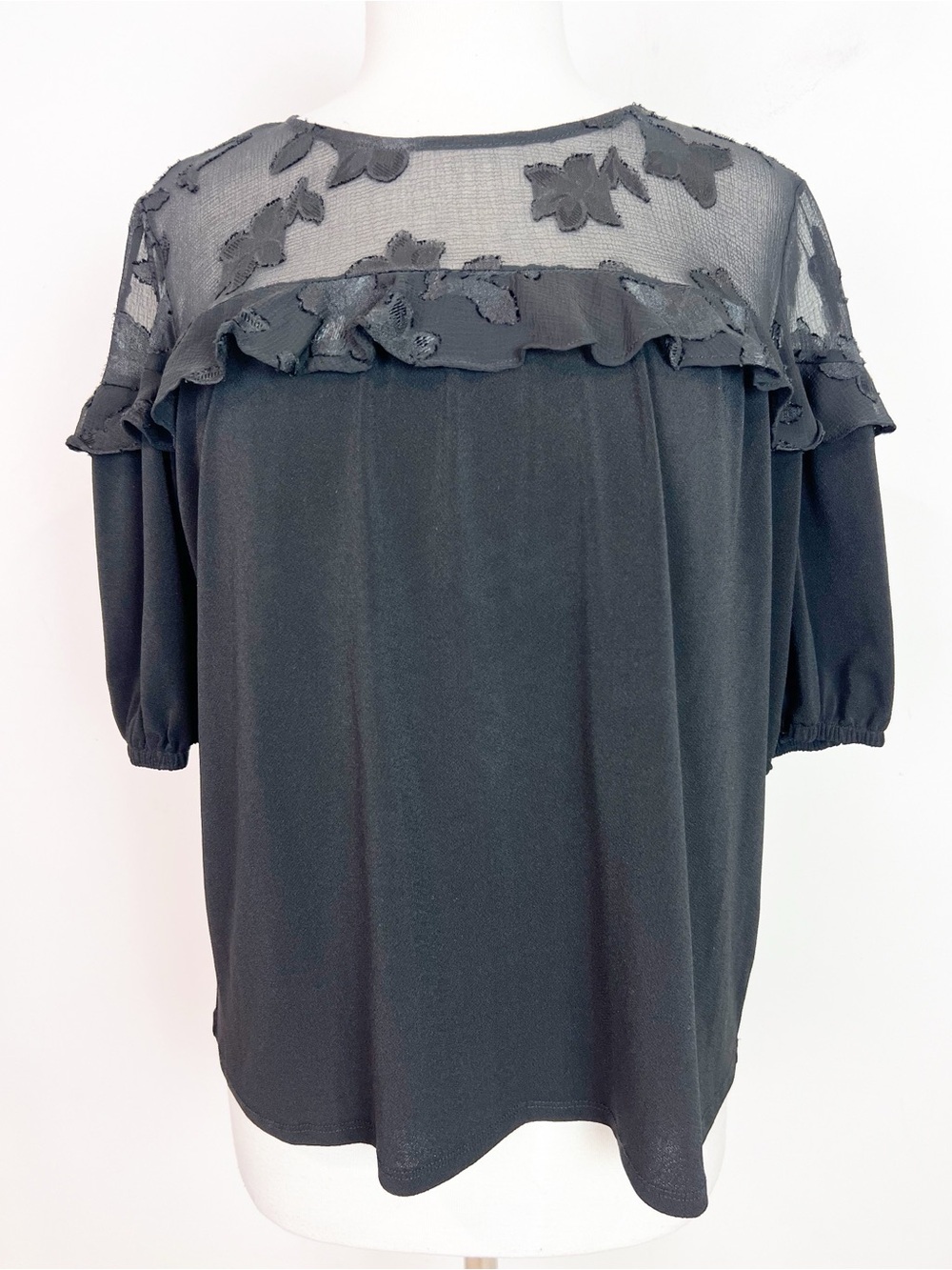 CECE BLACK SHORT PUFF SLEEVE BLOUSE WITH LACE TRIM SZ MEDIUM